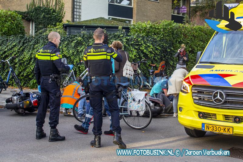 Scooters botsen frontaal op elkaar op de kruising van de Crayensteynstraat en de Twintighoevenweg in Dordrecht
