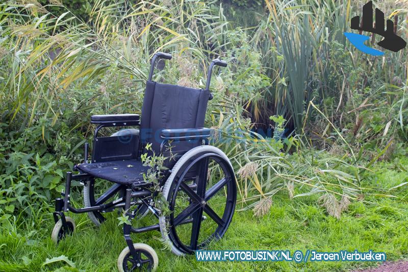 Hulpdiensten met spoed opgeroepen voor aangetroffen rolstoel in water aan de Krommeweg in Hendrik-Ido-Ambacht