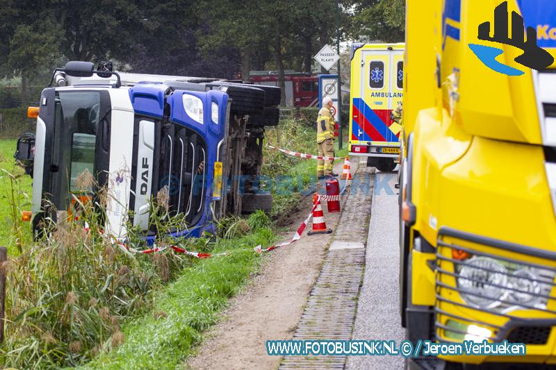 Vrachtwagen op zijn kant aan de Nolweg in Schelluinen