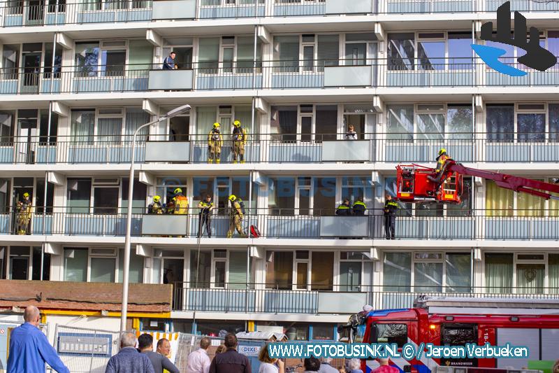 Brandweer schaalt op naar middelbrand voor brand op balkon aan de Havikstraat in Sliedrecht