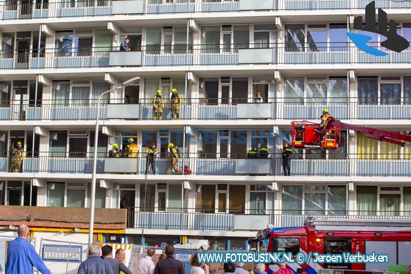 Brandweer schaalt op naar middelbrand voor brand op balkon aan de Havikstraat in Sliedrecht