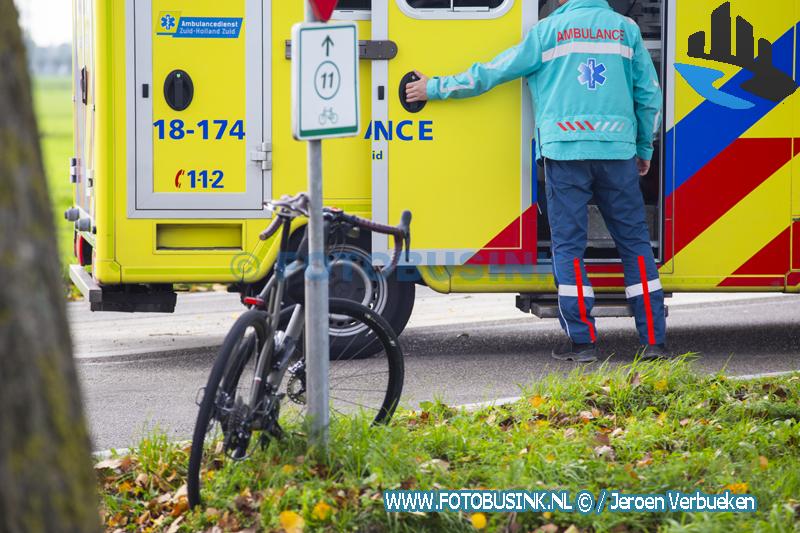 Fietser klapt op taxibusje aan de N214 bij Wijngaarden