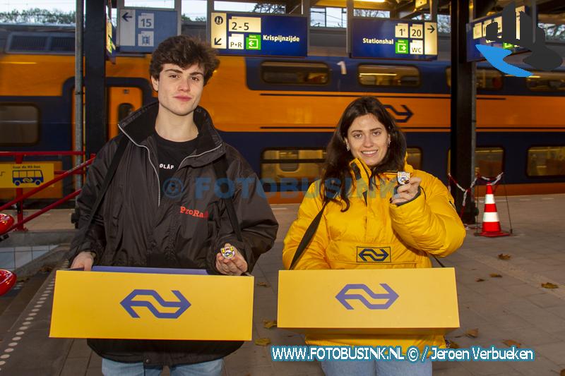 Reizigers op station Dordrecht Centraal krijgen herinneringsspeldjes ter ere van 150 jaar spoorlijn Dordrecht - Rotterdam