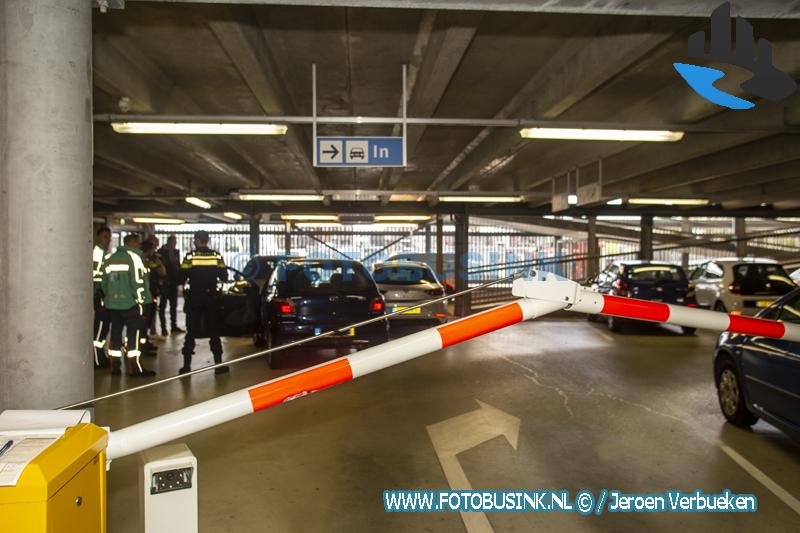 Vrouw ramt slagboom parkeergarage Energiehuis en klapt vervolgens op geparkeerde auto