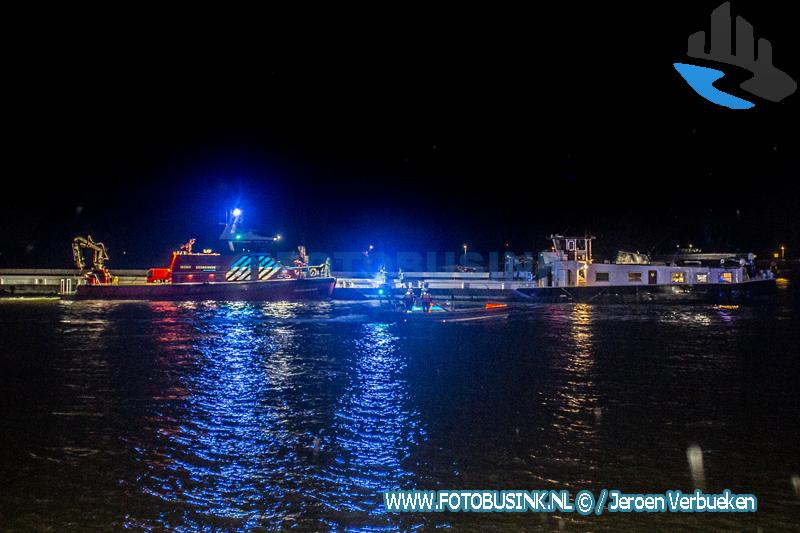 Aanvaring tussen binnenvaartschip en coaster op rivier De Dordtse Kil bij Dordrecht