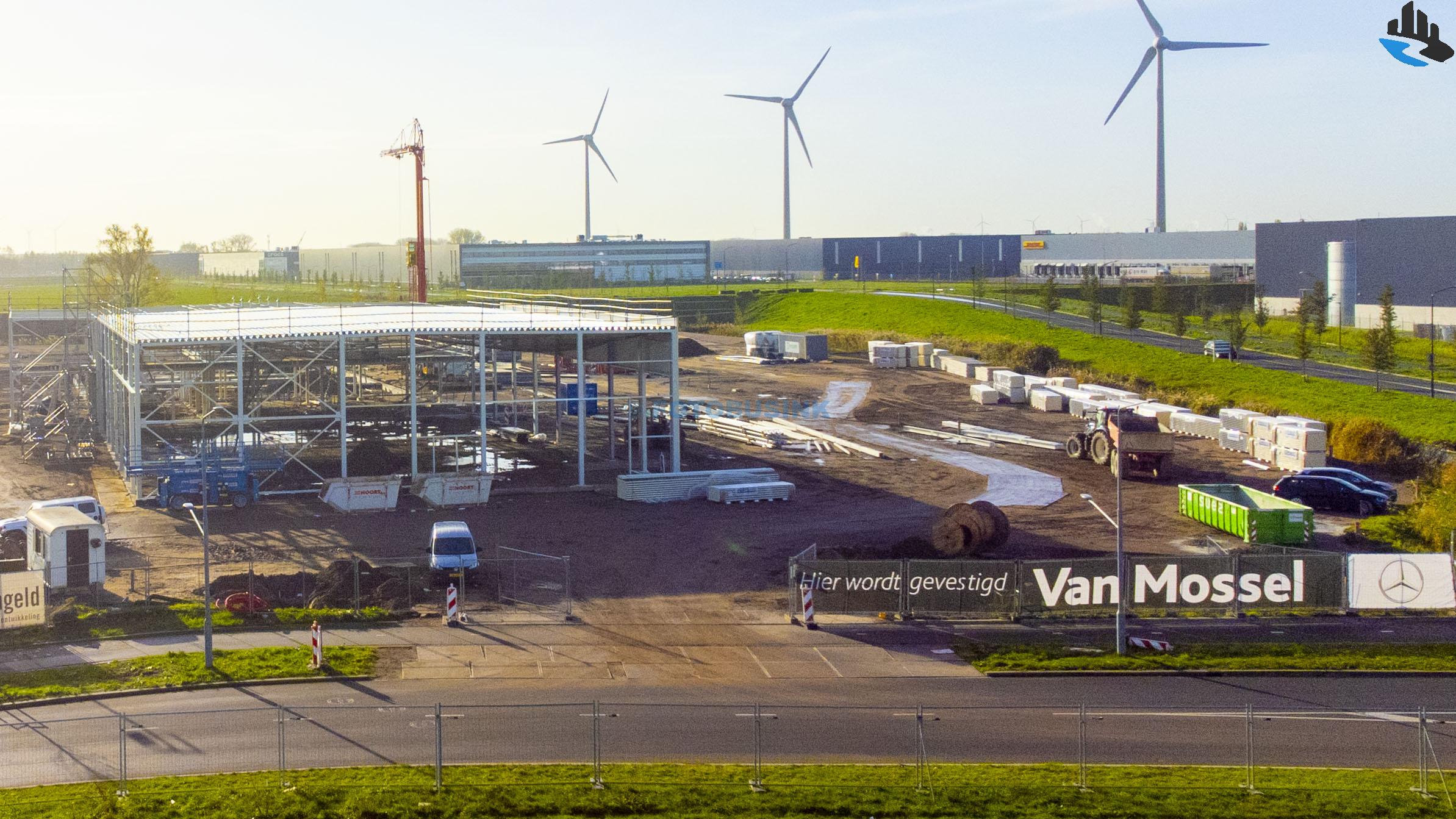 Feestelijke viering hoogste punt nieuwbouw Van Mossel Vans & Trucks aan de Heliotroopring in Dordrecht