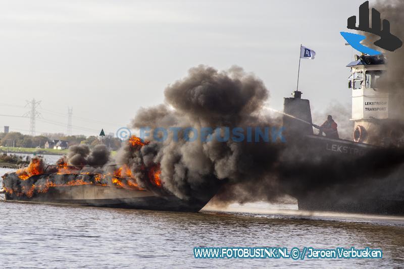 Uitslaande brand op plezierjachtje op rivier de Lek bij Nieuw-Lekkerland