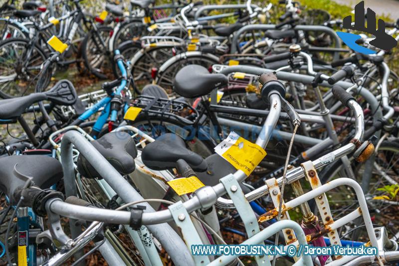 Handhaving actief bezig in Dordtse Sterrenburg op zoek naar weesfietsen, Heel de fietsstalling kleurt geel