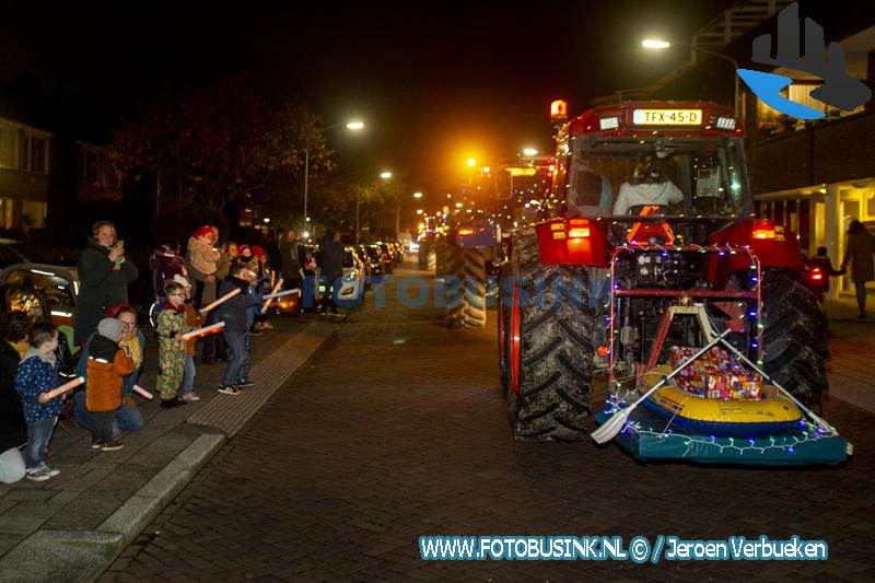 Lichtjestocht met tractoren en Sinterklaas dwars door Dubbeldam