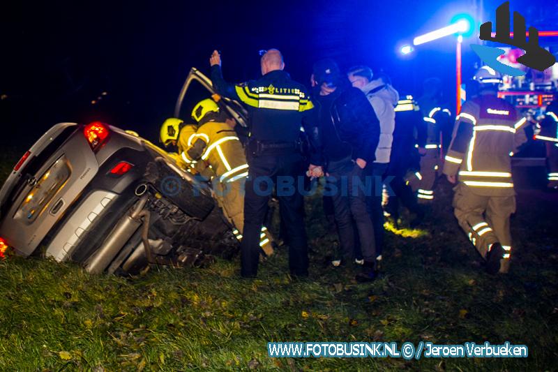 Hulpdiensten bevrijden vrouw uit auto nadat ze van de weg raakt en in sloot terecht komt