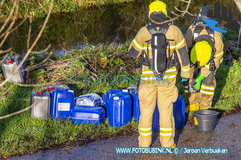 Gedumpte jerrycans gevonden aan de Mollenburgseweg in Gorinchem GORINCHEM - Op donderdag 24 november 2022 werd de brandweer opgeroepen om de politie te assisteren die meer dan 10 gedumpte jerrycans hadden aangetroffen aan de Mollenburgseweg in Gorinchem. De brandweer controleerde of er vloeistof uit de jerrycans lekte. Gelukkig was dit niet het geval. Wat er in de jerrycans zit is nu nog onbekend, het gaat vermoedelijk om drugsafval. Bekijk meer beelden op onze site : https://drechtstedenvandaag.nl/gedumpte-jerrycans-gevonden-aan-de-mollenburgseweg-in-gorinchem/