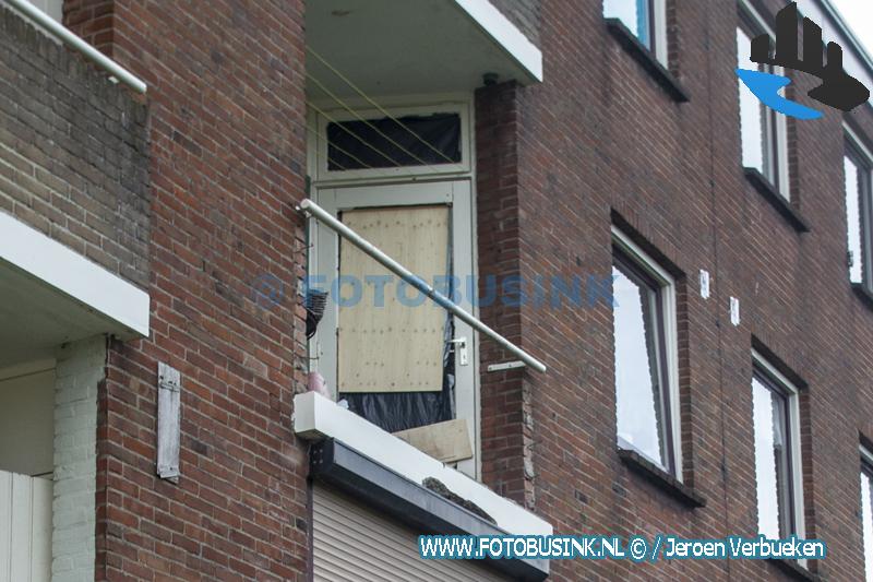 Veel schade aan woning na explosie op balkon aan de Blokweerweg in Alblasserdam