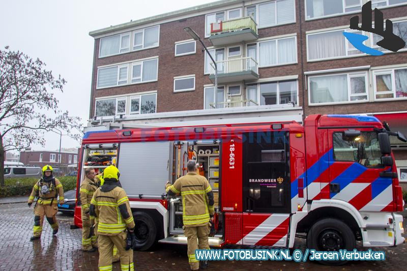 Bewoners uit portiekflat aan de Troelstraweg uit hun woning na vreemde lucht