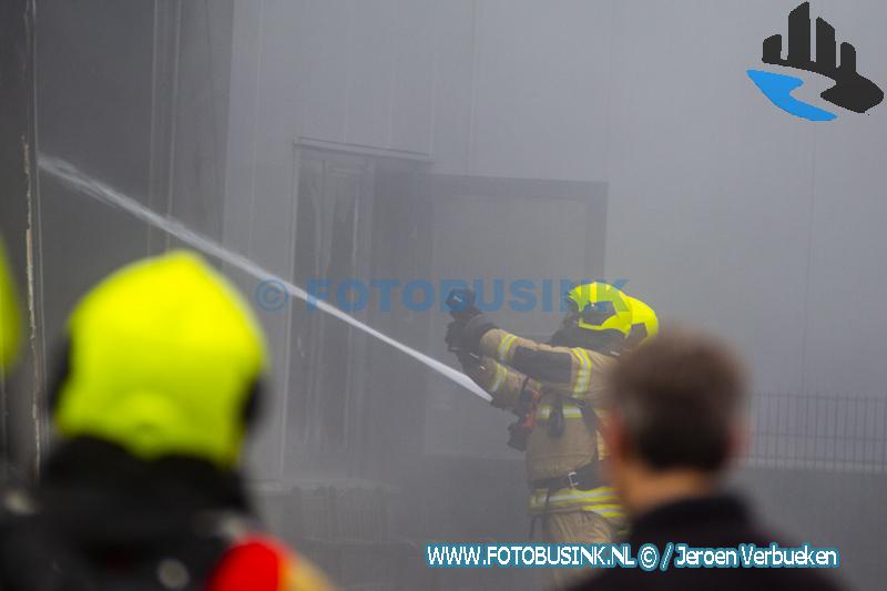 Grote brand bij bedrijf aan de Simon Stevinstraat in Strijen