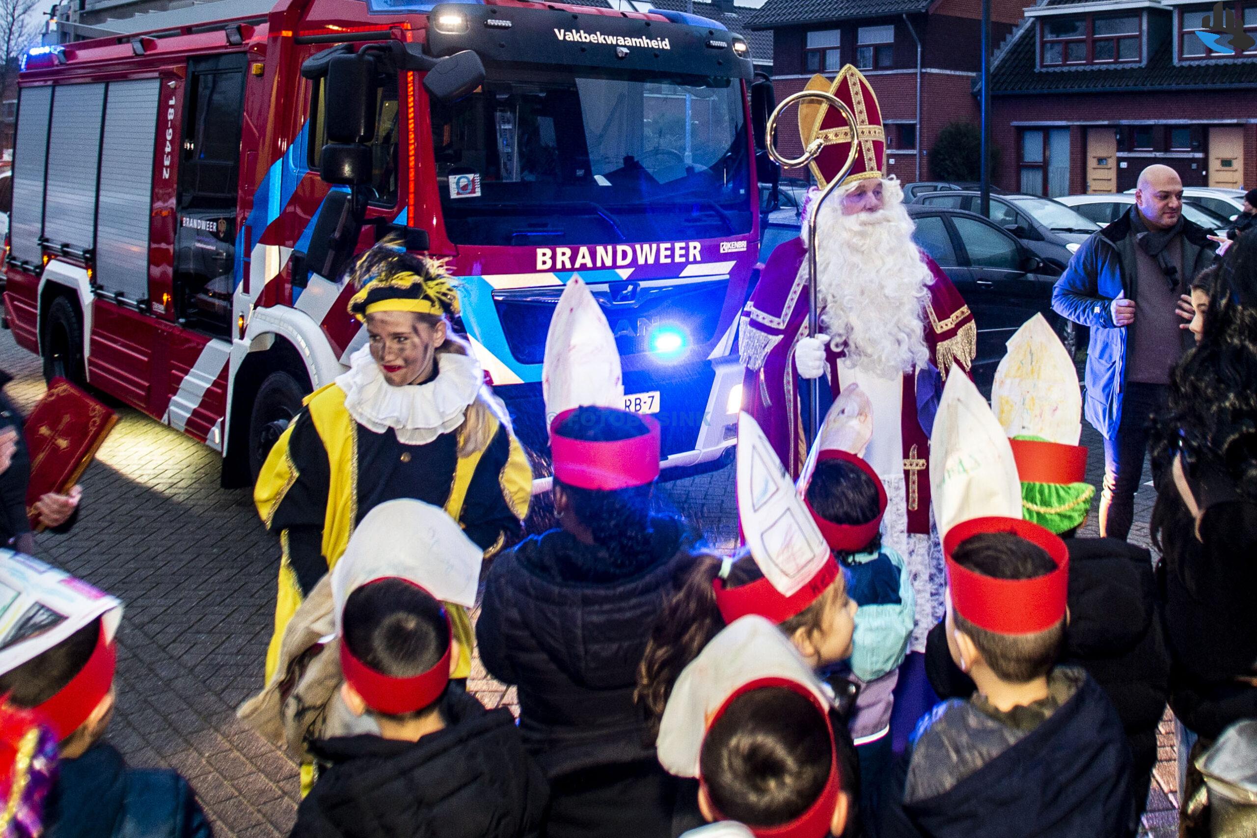 Brandweer en politie met spoed naar basisschool De Fontein in Dordrecht