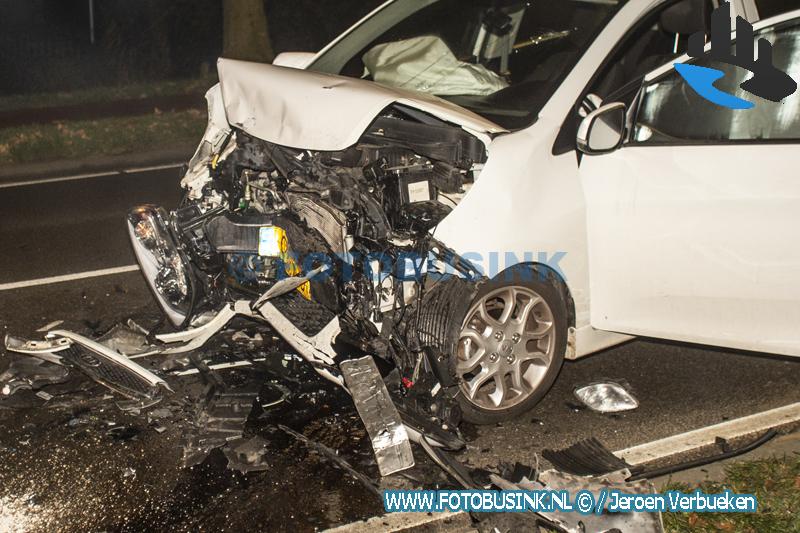 Auto's botsen frontaal op de Oude Torenweg in Alblasserdam