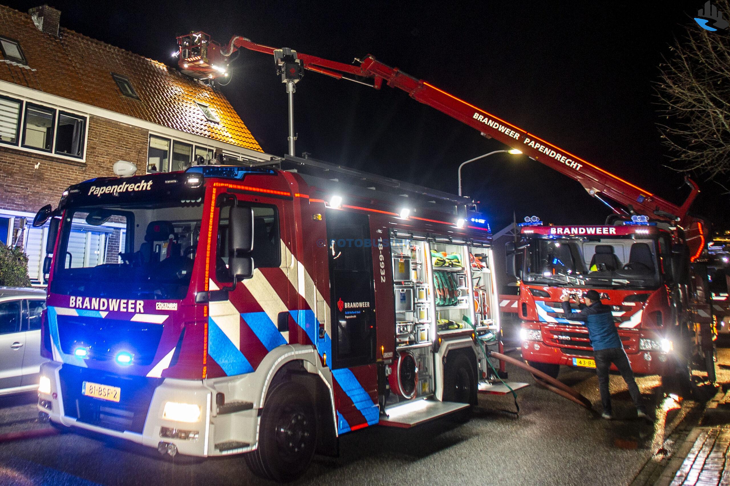 Dak in brand aan de Visschersbuurt in Papendrecht