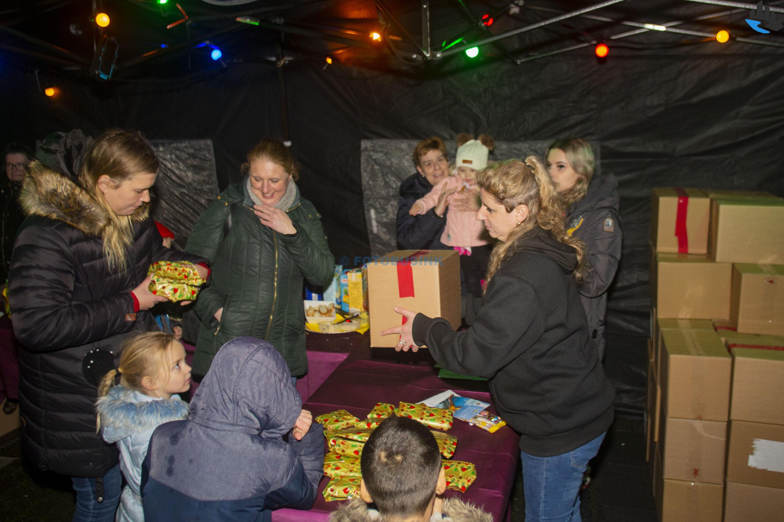 Lekkernij en Kerstpakket voor 75 gezinnen, Dankbaarheid en een blij gezicht is waar we het voor doen
