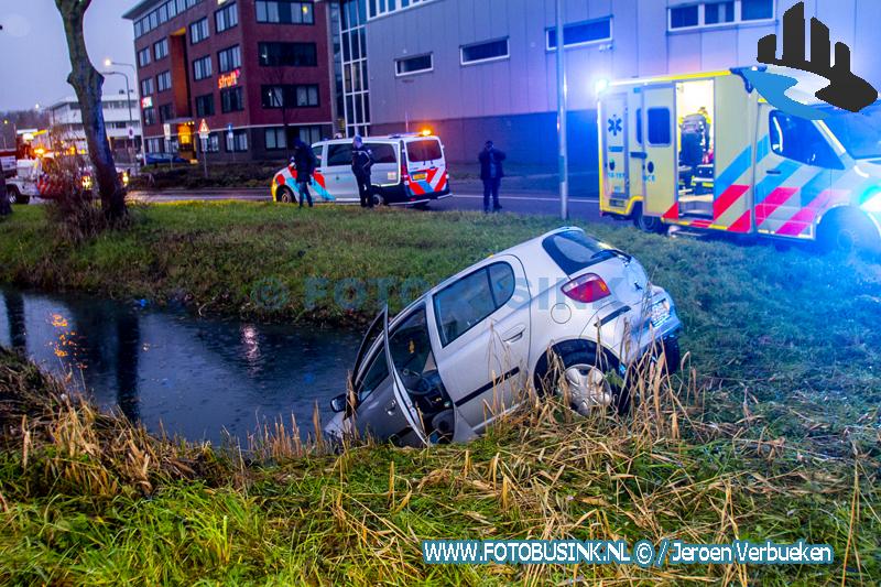 Vrouw gewond nadat ze met haar auto sloot in duikt aan de H.A.Lorentzstraat in Zwijndrecht