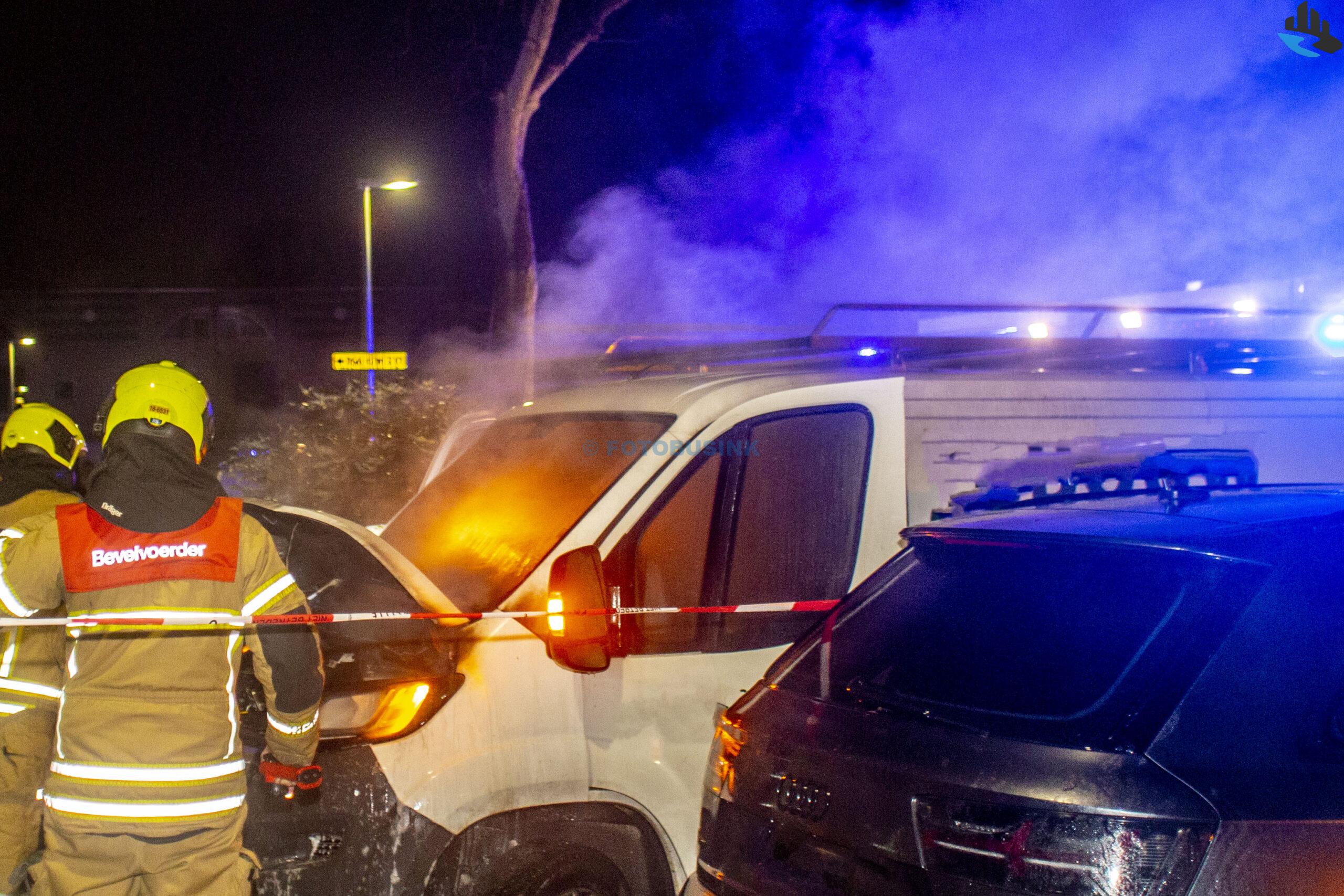 Brandstichter steekt twee keer de zelfde bedrijfswagen in brand aan het Maaskant-erf in Dordrecht, Politie was net weg