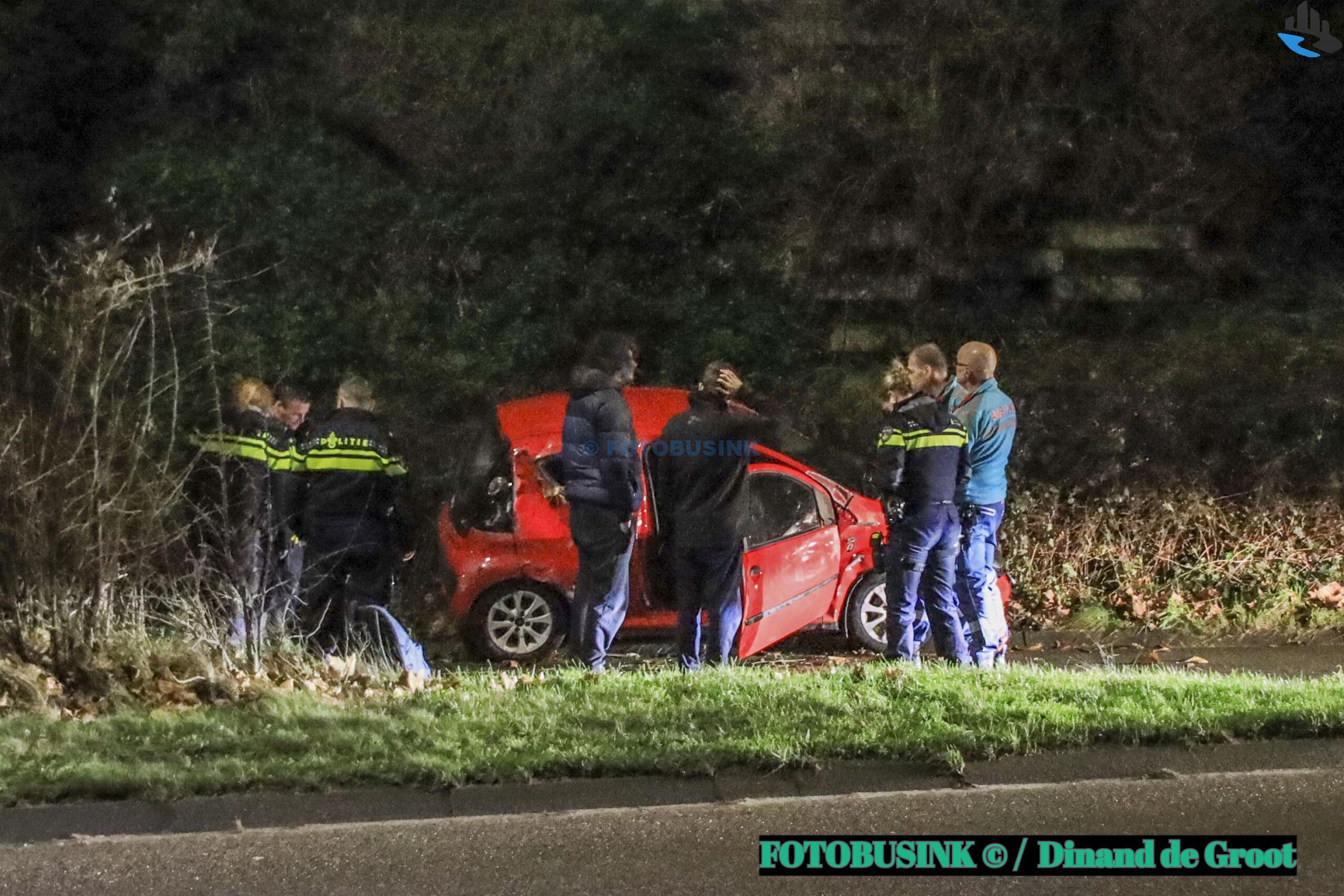 Auto flink beschadigd na eenzijdig ongeval aan de Helling in Alblasserdam