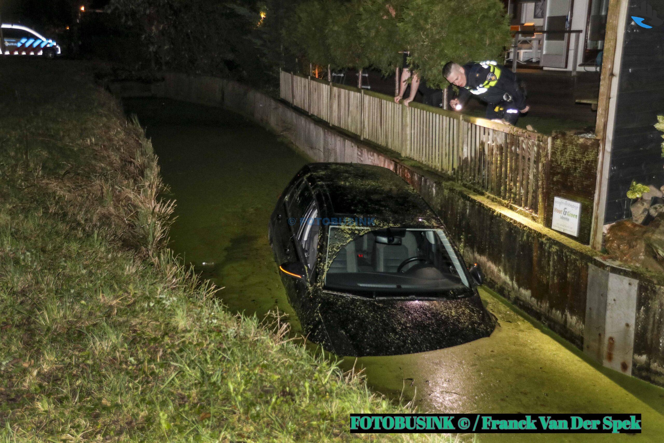 Auto te water aan de Hoefkens in Hendrik-Ido-Ambacht