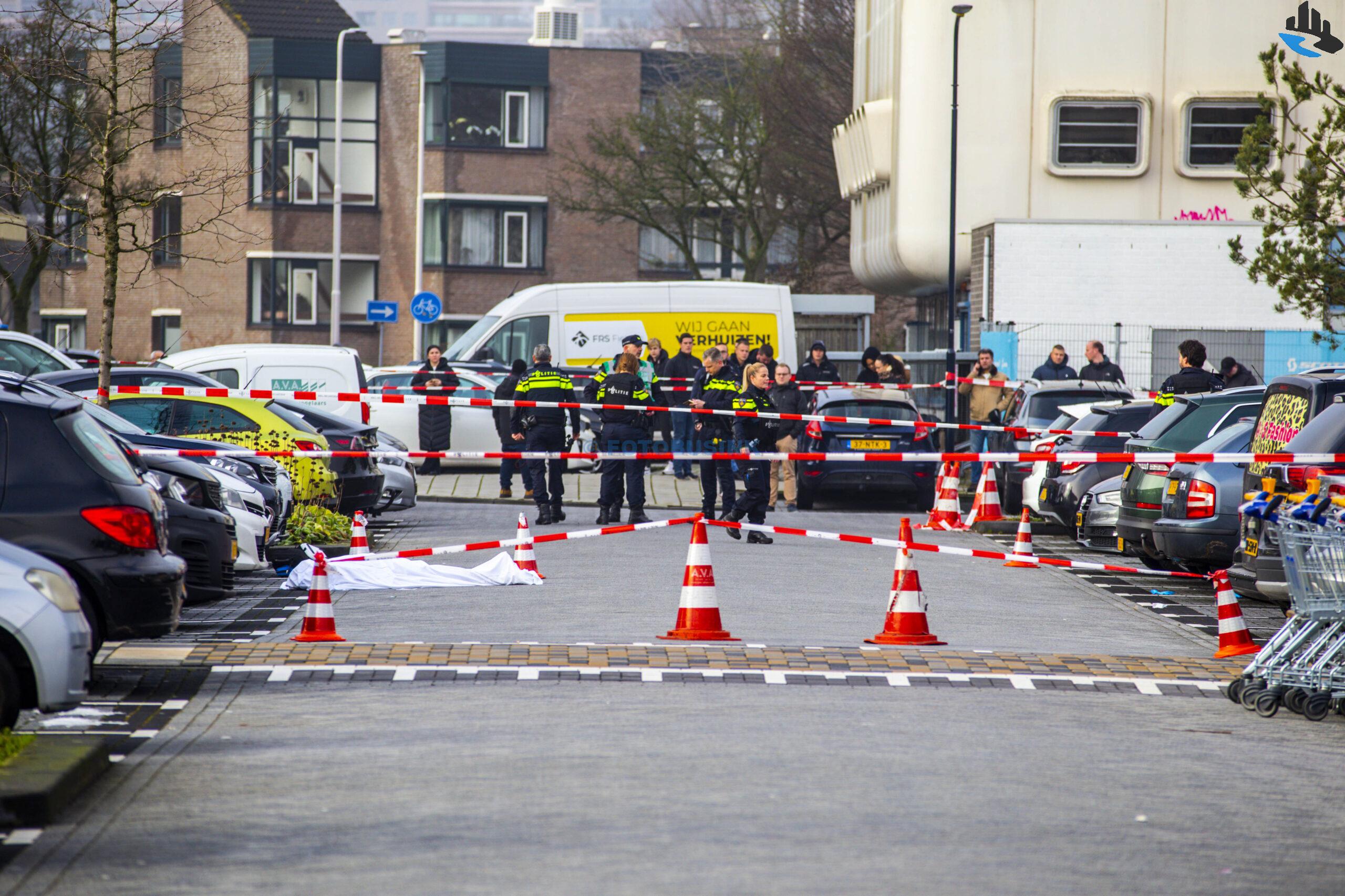 Moeder en dochter neergeschoten naast winkelcentrum Walburg in Zwijndrecht, Moeder overleden