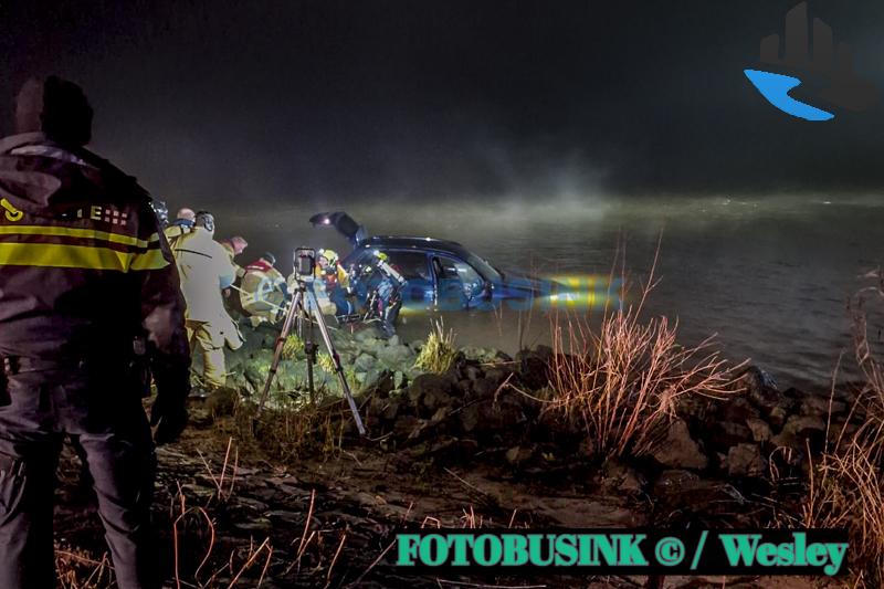 Hulpdiensten massaal opgeroepen voor een auto te water aan de Westhavenzijde in Puttershoek