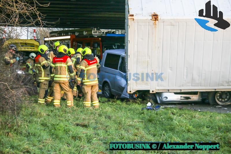 Vrachtwagen stort van viaduct A15 bovenop personenbusje aan de Zandkade in Gorinchem