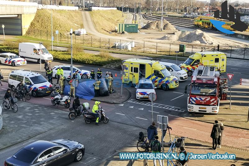 Hulpdiensten massaal opgeroepen voor medische noodsituatie aan de Dokweg in Dordrecht