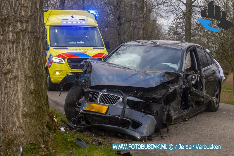 Auto crasht op Zuidendijk in Dordrecht Bestuurder aangehouden en overgedragen aan de Koninklijke Marechaussee