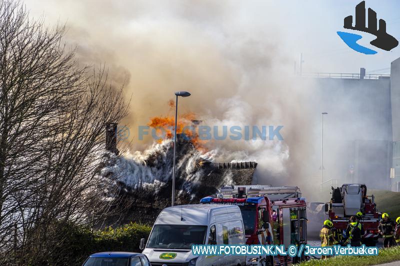 Grote brand verwoest woonboerderij aan de Lekdijk in Nieuw-Lekkerland