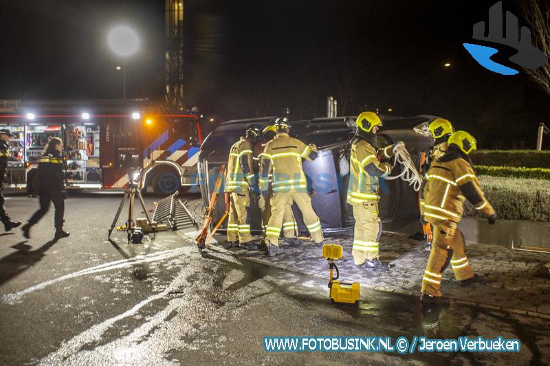 Busje klapt in Dordrecht op rotonde op de Spuiweg en belandt op zijn zijkant Bestuurder aangehouden