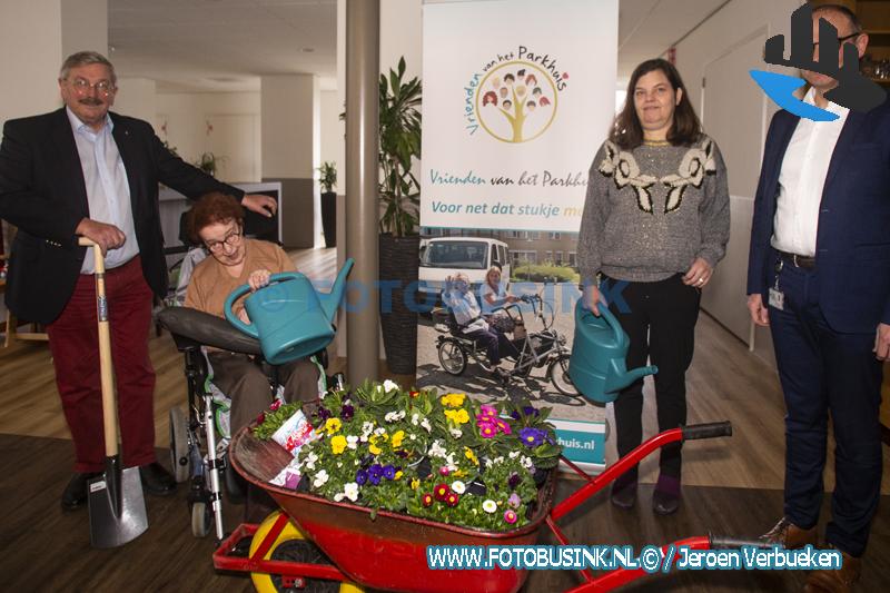 Officiële overhandiging van nieuw tuinhuis voor bewoners in het Parkhuis in Dordrecht