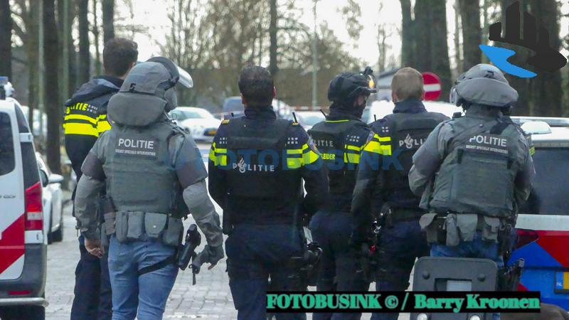 Bewapend team van DSI en agenten halen verdachte uit woning aan de Patersweg in Dordrecht