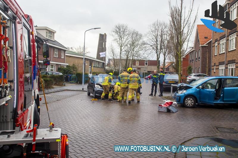 VIDEO - Auto's Botsen Frontaal Op Elkaar Aan De Jan Ligthartlaan In ...