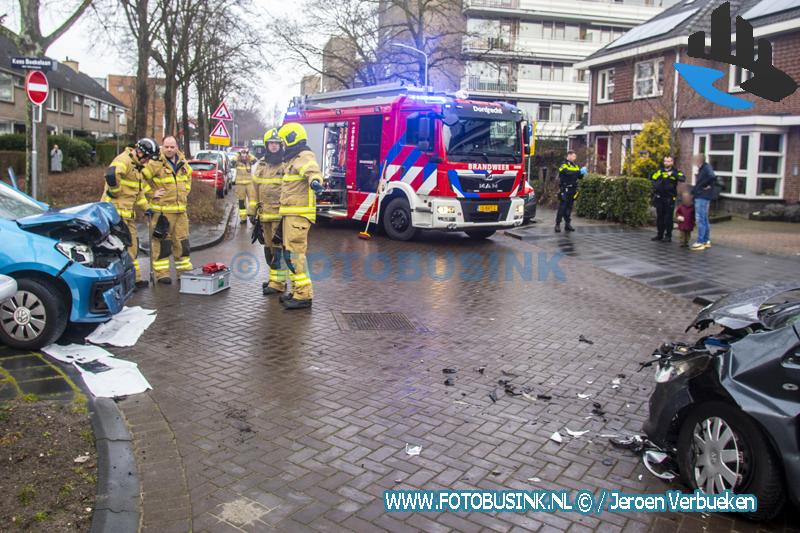 Auto’s botsen frontaal op elkaar aan de Jan Ligthartlaan in Dordrecht