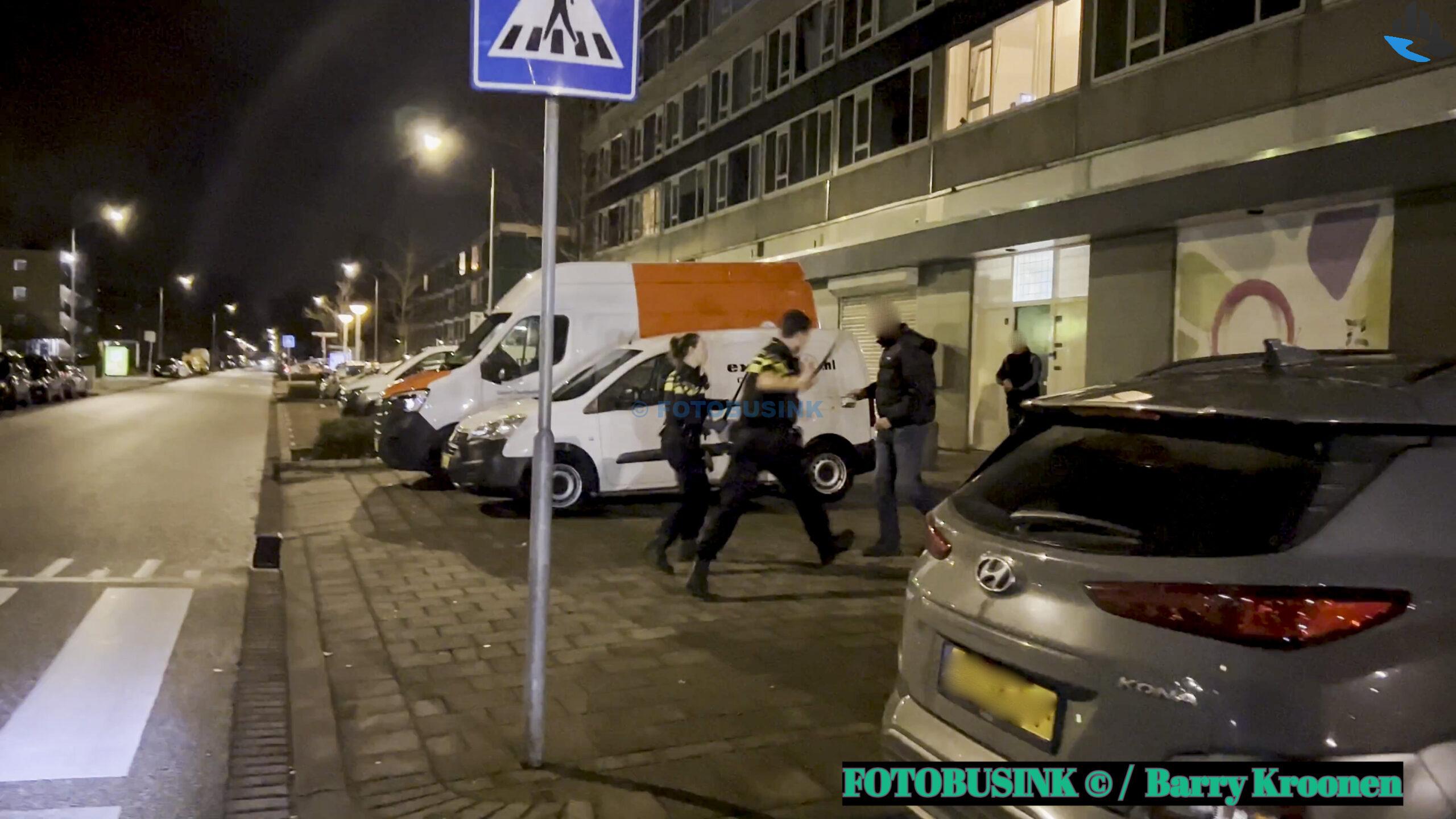 Opstandige man krijgt trappen en klappen met wapenstok van agenten in Dordrecht