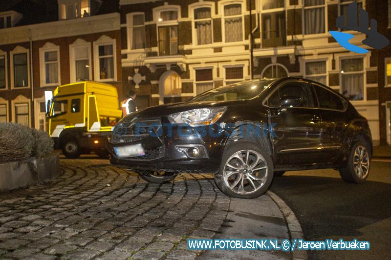 Auto klapt tegen rotonde op de Spuiweg in Dordrecht, Bestuurder er vandoor