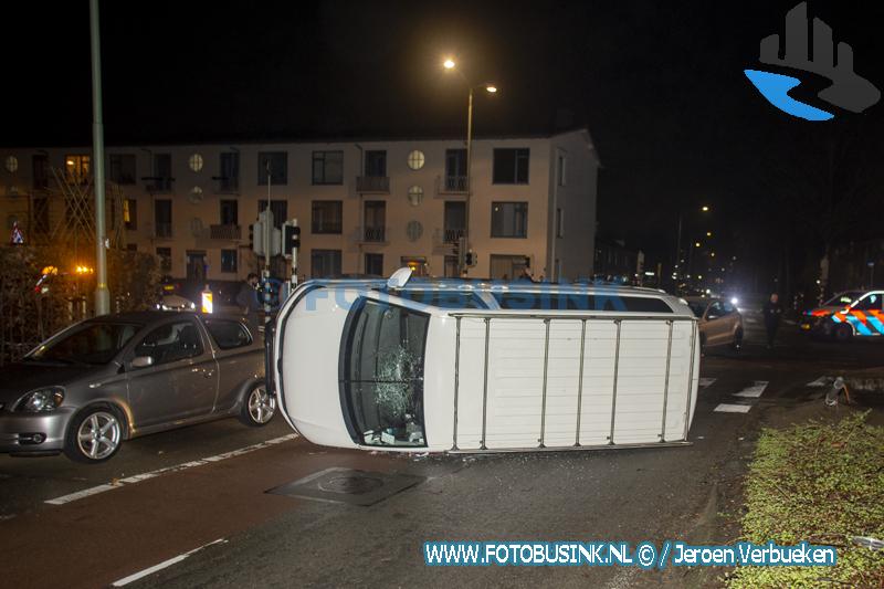 Busje belandt op zijn kant na ongeval op de kruising van de Brouwersdijk en de Krispijnseweg