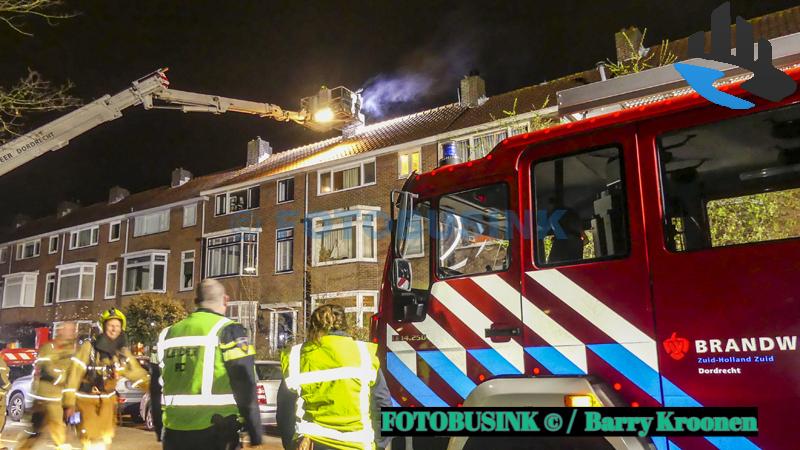 Brandweer schaalt op naar middelbrand bij schoorsteenbrand aan de Van Baerlestraat in Dordrecht