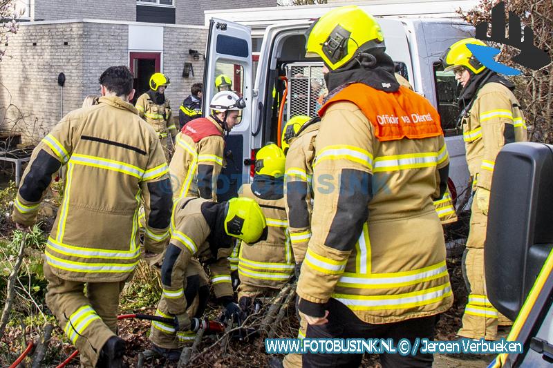 Bestuurster onder invloed klapt met gehandicaptenbusje tegen gevel en schept twee voetgangers