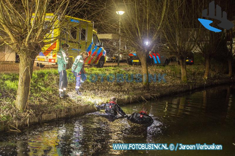 Duikers doorzoeken sloot na aantreffen kinderfietsje aan de Loevestein in Dordrecht