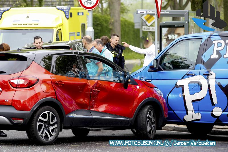 Personenauto's botsen op de Provincialeweg en beschadigen wachtende bedrijfsbus