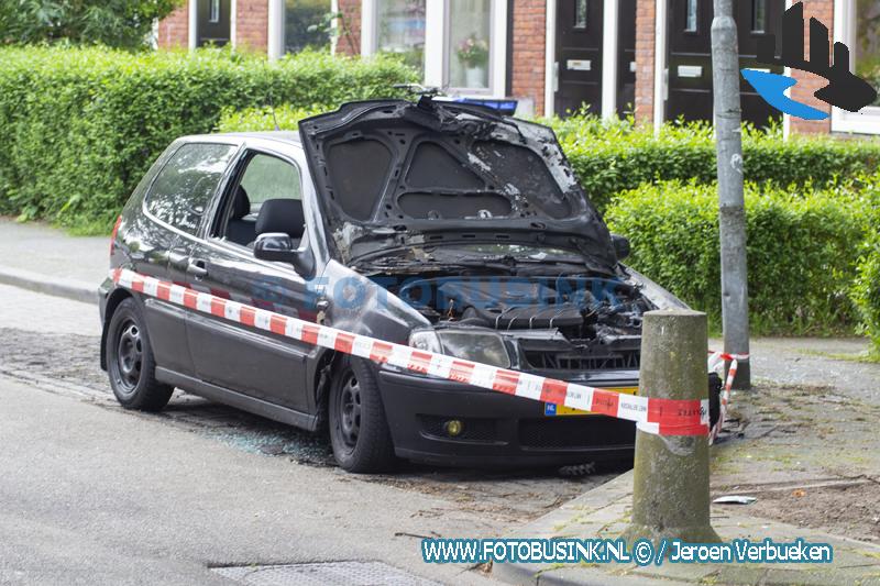 Auto zwaar beschadigd door brand aan de J.J.A. Goeverneurstraat in Dordrecht