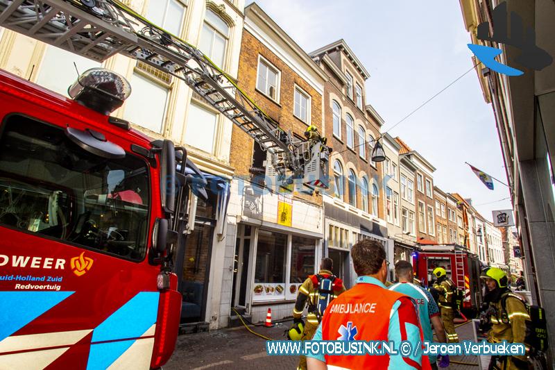 Brandweer schaalt op naar middelbrand voor brand aan de Voorstraat in Dordrecht
