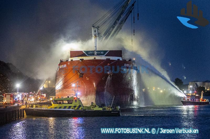Grote brand op vrachtschip aan de ‘s-Gravendeelsedijk in Dordrecht