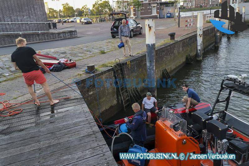 Bootje zinkt aan de Riedijkhaven in Dordrecht