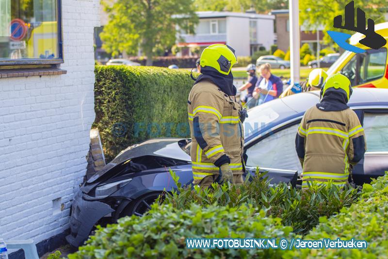 Auto ramt gevel van huis aan de Officiersvliet in Zwijndrecht