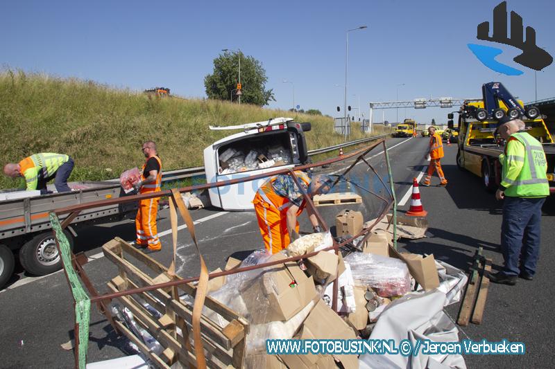 Bus met aanhanger op zijn kant Rijksweg A16 Dordrecht